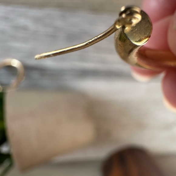 Elegant 14k Gold Hoop Earrings - Picture 5 of 6